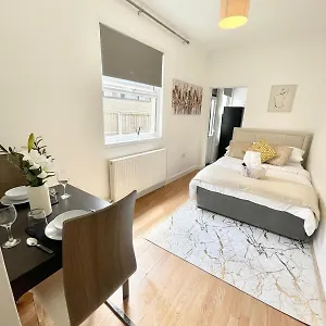  Apartment Flat With Private Patio In Stratford